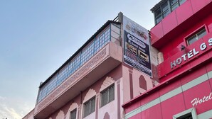 Un edificio con un letrero que dice 'P. Guest House' y 'Hotel SANKAR P. N BHANDAR'.