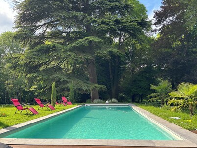 Berry manor house, swimming pool and tennis court