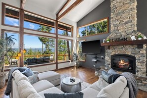 Smart TV, fireplace, video games, foosball - Private Mountain Getaway w/ Epic Views, Spa+Winter Savings (Cle Elum)