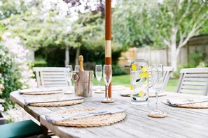 House - Charming Beach Getaway - Spacious 4BR Sunny Garden (Chichester)