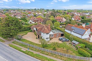 House - Charming Beach Getaway - Spacious 4BR Sunny Garden (Chichester)