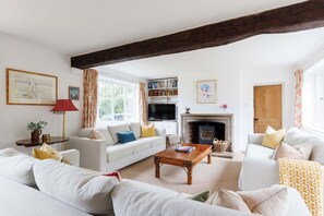 House - Charming Beach Getaway - Spacious 4BR Sunny Garden (Chichester)