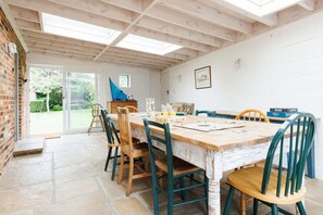 House - Charming Beach Getaway - Spacious 4BR Sunny Garden (Chichester)