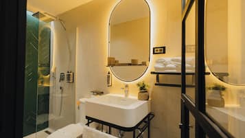 Habitación económica doble, vistas a la ciudad | Baño | Ducha, secador de pelo, albornoces y zapatillas