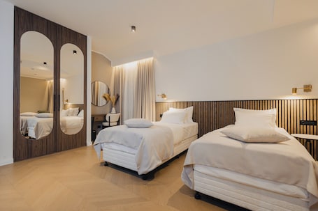 Superior Triple Room, Lanai, Courtyard View | In-room safe, desk, laptop workspace, soundproofing
