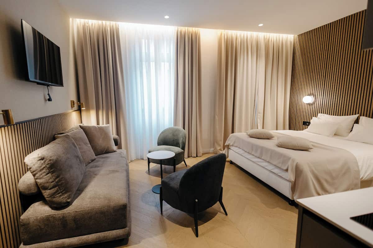 Deluxe Twin kamer, veranda, uitzicht op stad | Een kluis op de kamer, een bureau, een laptopwerkplek