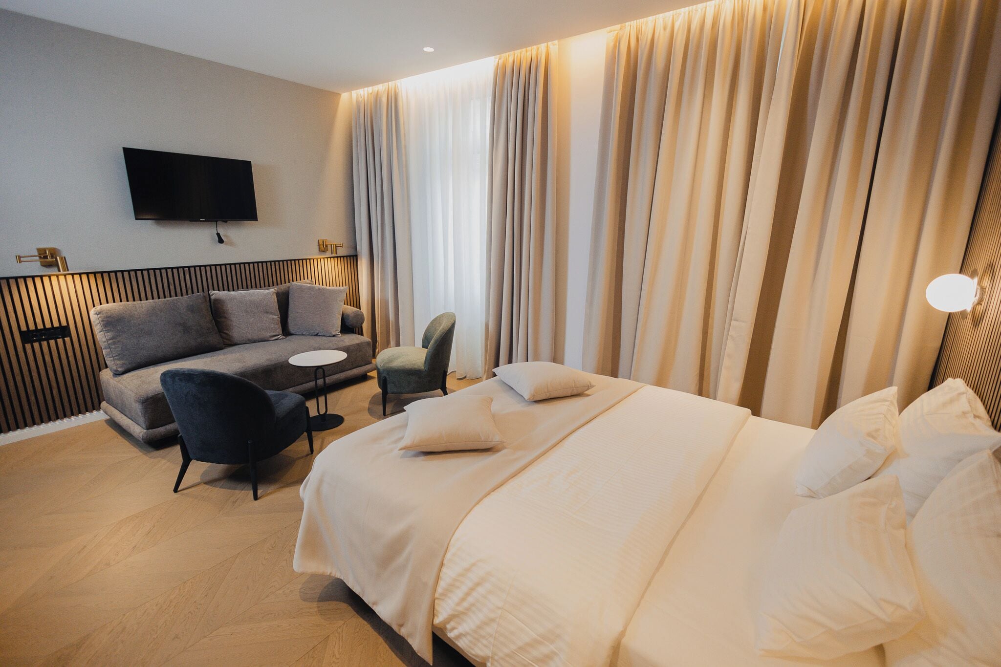 Deluxe Twin Room, Lanai, City View | In-room safe, desk, laptop workspace, soundproofing