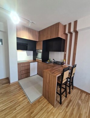 Fridge, oven, stovetop, cookware/dishes/utensils