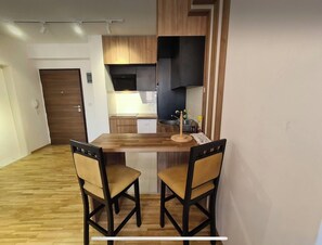 Fridge, oven, stovetop, cookware/dishes/utensils