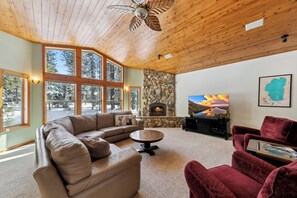 Téléviseur, foyer, table de ping-pong