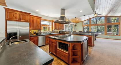 Artisan Chalet: Pet Friendly, Deluxe Kitchen, Games
