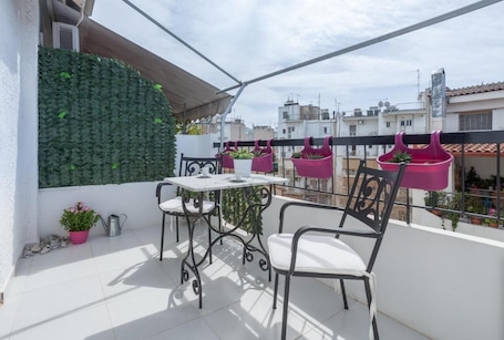Outdoor dining. Athens cozy Gem 2BR Balcony Apartment-10 min to Acropolis by subway