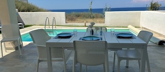 VILLA TRAMONTO
Gelijkvloersappartement met frontaal zeezicht op 20m van de zee