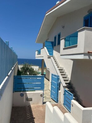 Property grounds - Brand new first floor apartment with frontal sea view, 20 m from the sea. (La Ciaccia)