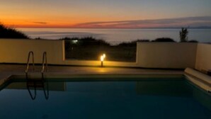 Una piscina con vista sul tramonto.