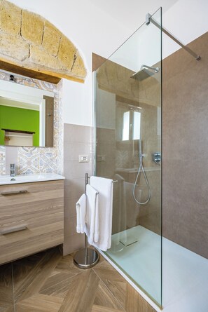 Room Tre Regine | Kamar mandi | Shower, perlengkapan mandi gratis, pengering rambut, dan sandal