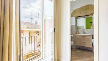 Room Tre Regine | Bathroom | Shower, free toiletries, hair dryer, slippers