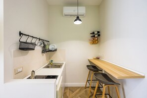Room Tre Regine | Private kitchen | Fridge, stovetop, cookware/dishes/utensils - Terrazza Terzo Cardine (Naples)