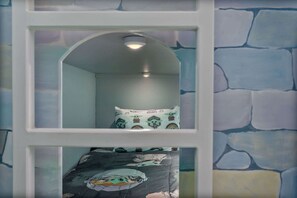 6 bedrooms, iron/ironing board, WiFi, bed sheets