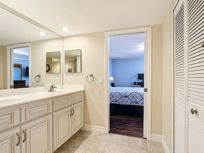 2 bedrooms, desk, iron/ironing board, WiFi