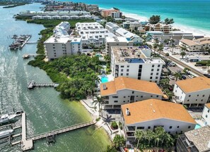 Une ville côtière avec des bâtiments, un quai et une plage.