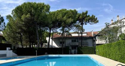 Holiday flat with air conditioning, balcony and pool