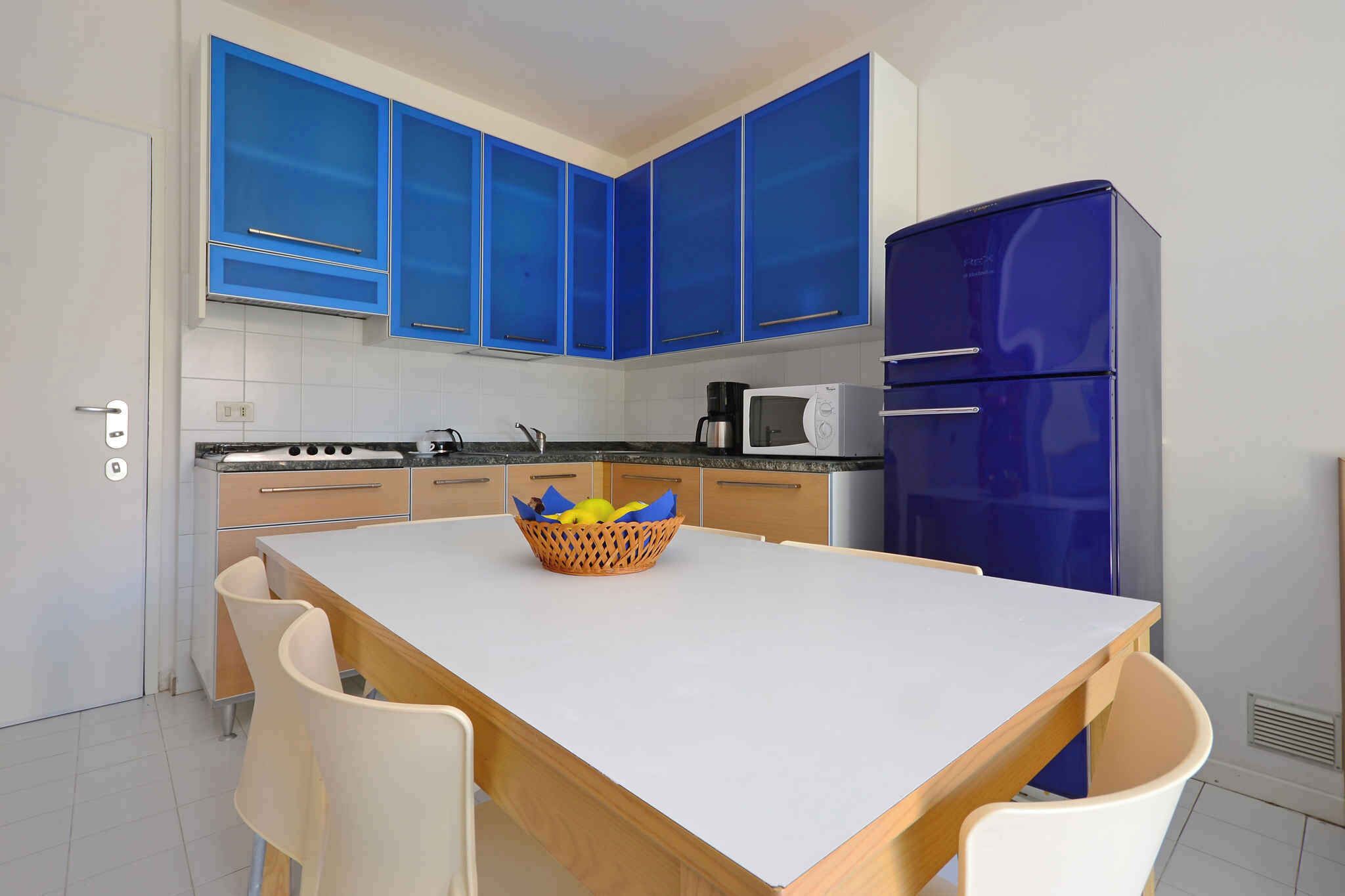 Kühlschrank, Mikrowelle, Herdplatte, Wasserkocher mit Kaffee-/Teezubehör