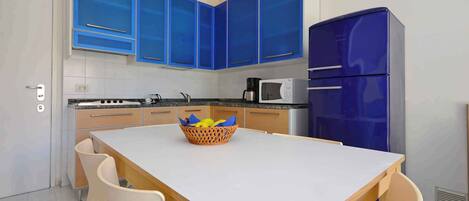 Kühlschrank, Mikrowelle, Herdplatte, Wasserkocher mit Kaffee-/Teezubehör