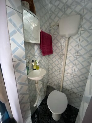 Secadora de cabello, bidet, toallas, jabón 