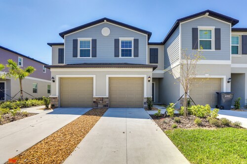 Snowbird Haven Townhome w/ Pool Access Near Tampa!