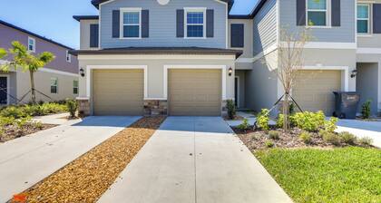 Snowbird Haven Townhome w/ Pool Access Near Tampa!