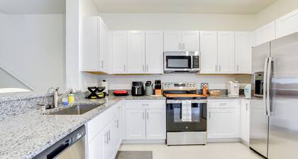 6 Mi to Apollo Beach: Townhome w/ Pool Access!