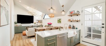 Luxe Designer Flat on Sloans Lake w/ Rooftop Deck