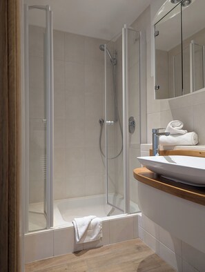 Hair dryer, towels, soap, toilet paper - Forest view suite - between trees and dreams (Schönau an der Brend)