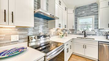 House (5 Bedrooms) | Interior