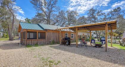 Near Steinhatchee River: Studio w/ Screened Porch!