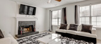 14 Mi to Lake Lanier: Family Home w/ Yard