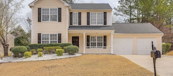 14 Mi to Lake Lanier: Family Home w/ Yard