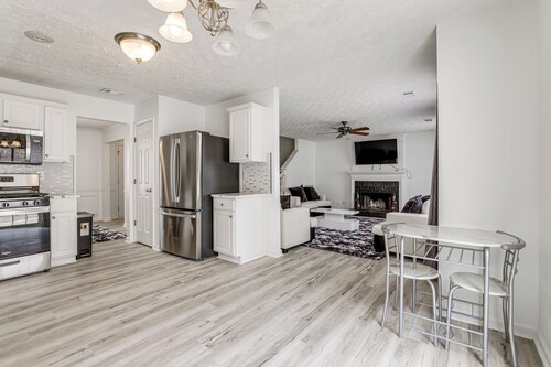 14 Mi to Lake Lanier: Family Home w/ Yard