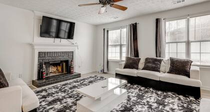 14 Mi to Lake Lanier: Family Home w/ Yard