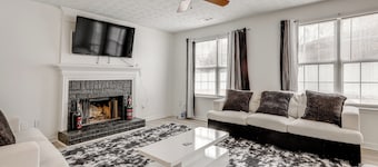 14 Mi to Lake Lanier: Family Home w/ Yard