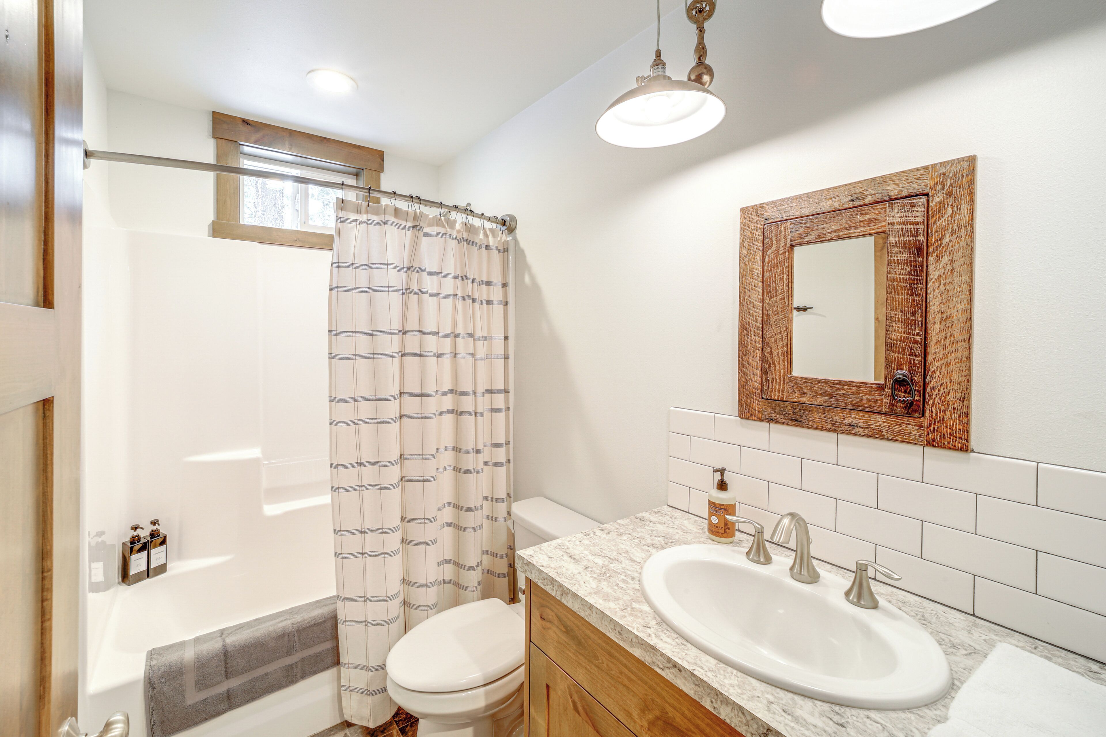 Ein Badezimmer mit Badewanne, Toilette und Waschbecken.