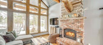 15 Mi to Lake Chelan: Mountain Chalet w/ Fire Pit!