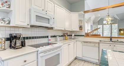 Hot Tub, Fire Pit: Retreat in The Woodlands!