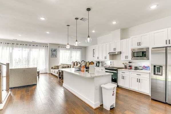 Interior - 7 Mi to The Galleria: Modern Home w/ Fenced Yard (Houston)