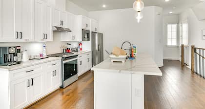 7 Mi to The Galleria: Modern Home w/ Fenced Yard