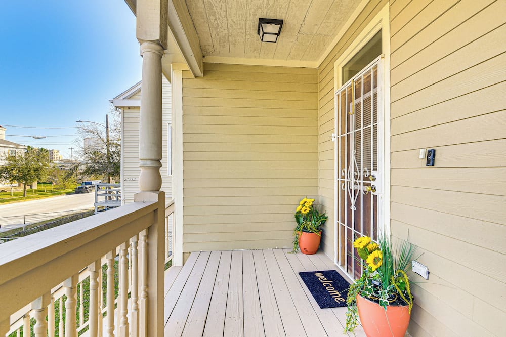 1/2 Mi to Galveston Strand! Coastal Haven w/ Deck - East Beach, TX