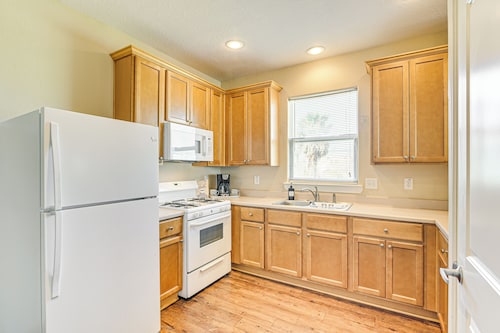 Half-mi to Galveston Strand: Charming Home w/ Yard