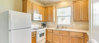 Half-mi to Galveston Strand: Charming Home w/ Yard