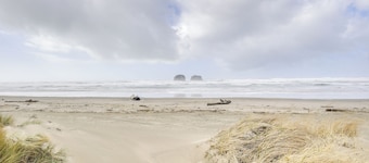 1 Block to Twin Rocks Beach: Pet-friendly Cottage